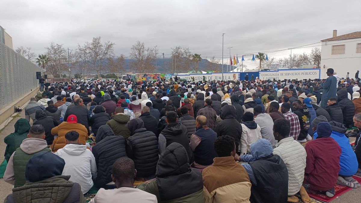 Los musulmanes de Jumilla celebran el fin del Ramadán en un parking tras la prohibición de PP y Vox de actos islámicos en espacios públicos