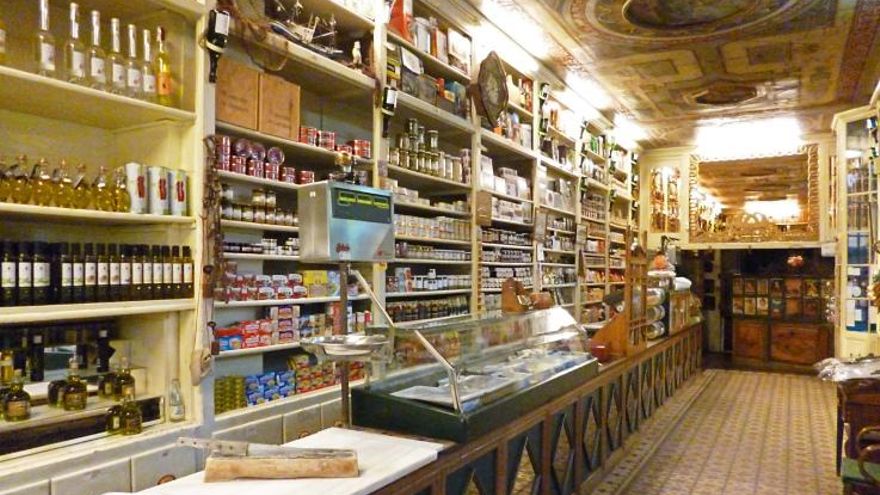 La Confianza, la tienda de ultramarinos más antigua de España, cumple 150 años en el centro de Huesca