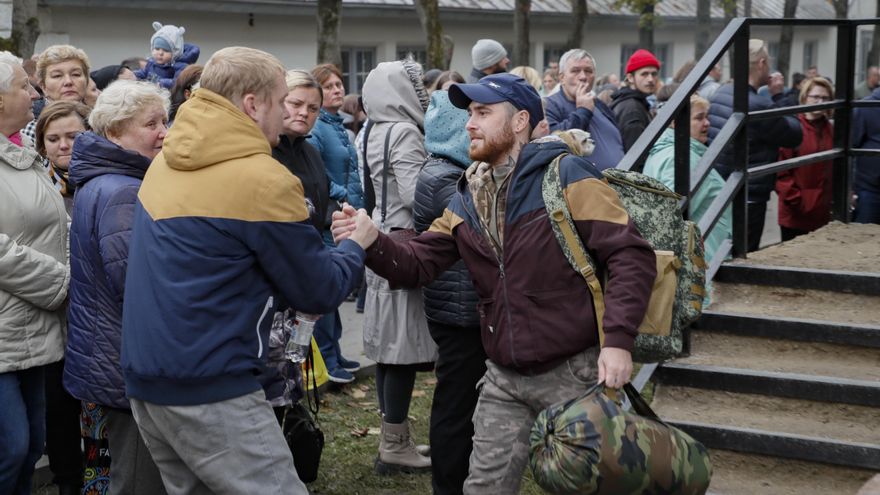 Hombres rusos movilizados se despiden de sus familiares en una oficina de reclutamiento en Moscú EFE/EPA/YURI KOCHETKOV