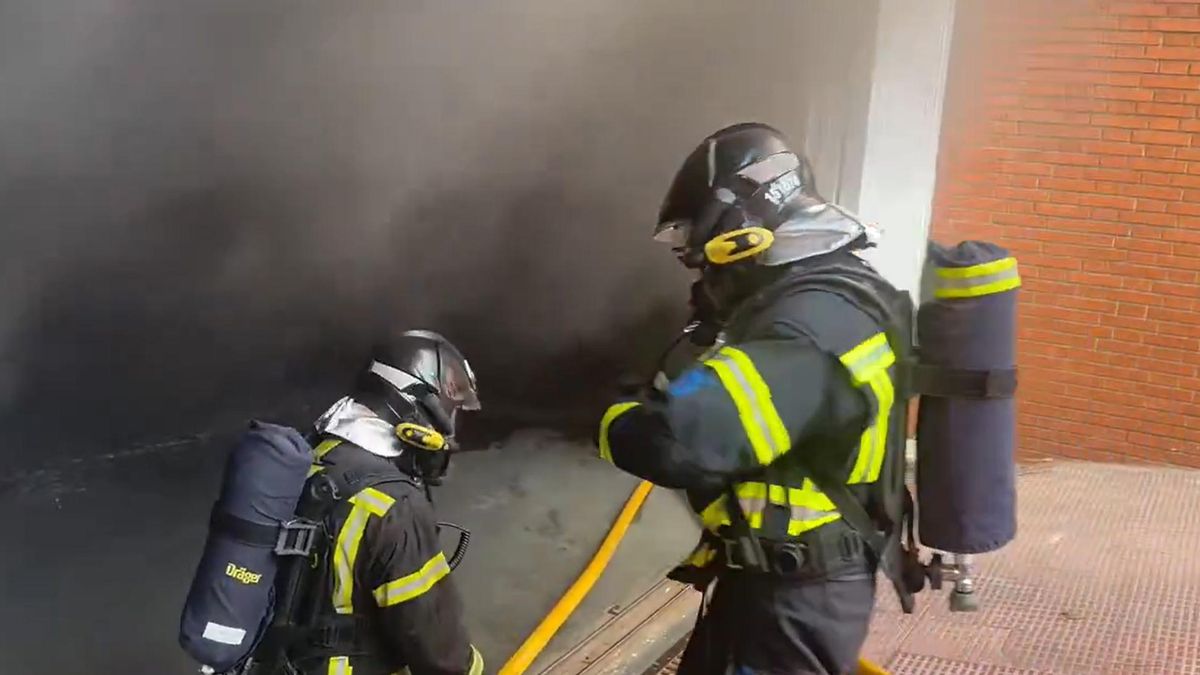 Detenido por quemar cuatro coches y una moto en el garaje de un edificio de 18 plantas en Chamartín