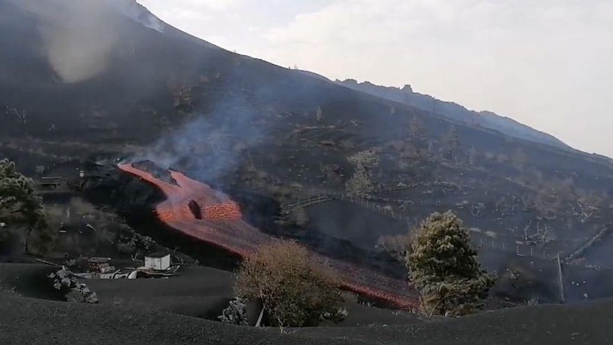 Se abren dos nuevas bocas eruptivas en el volcán de La Palma y la lava discurre por un camino nuevo