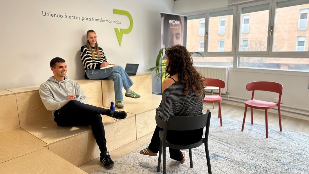 Parte del equipo de la Fundación Espes en su sede de Burlada, Navarra