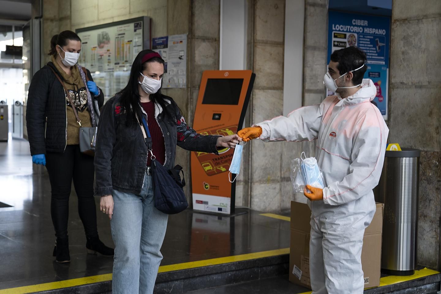El uso de mascarillas se ha convertido en obligatorio, especialmente en el transporte público. | JOAQUÍN GÓMEZ SASTRE