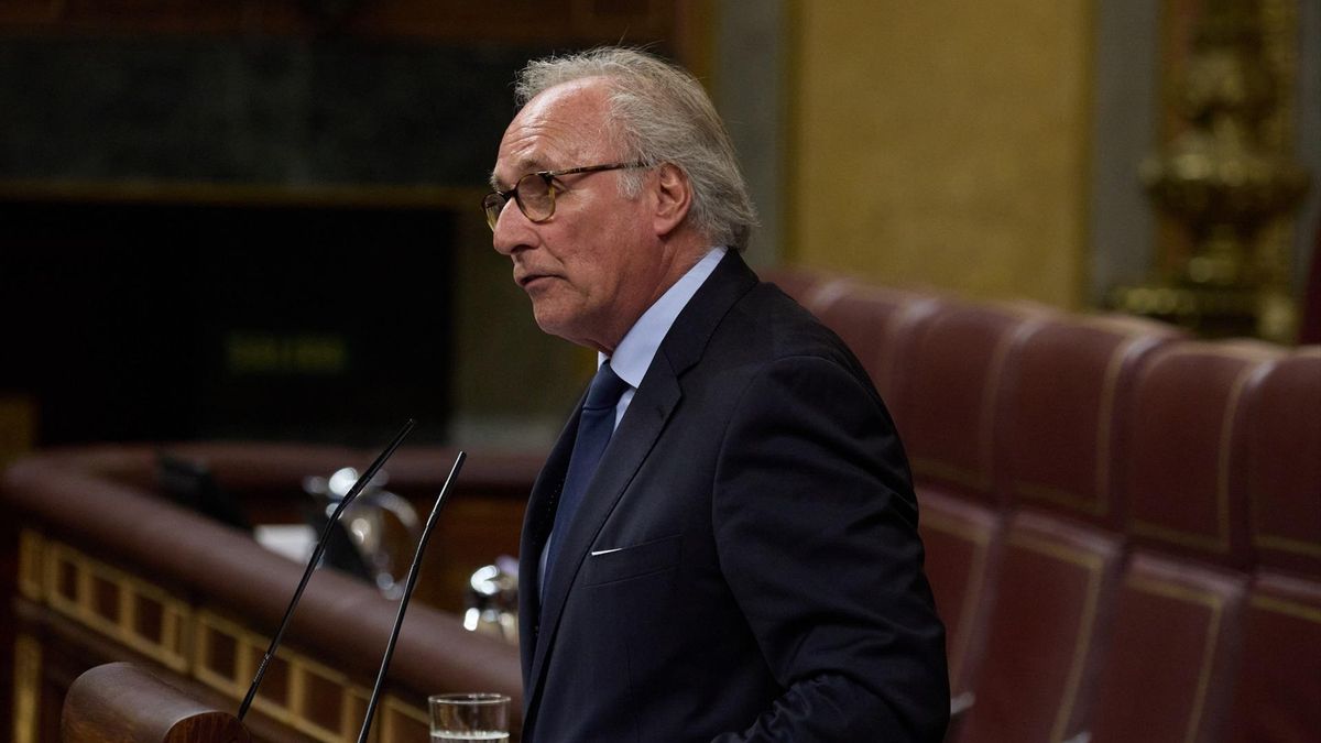 El diputado de Vox Juan José Aizcorbe interviene durante una sesión plenaria en la Cámara Baja