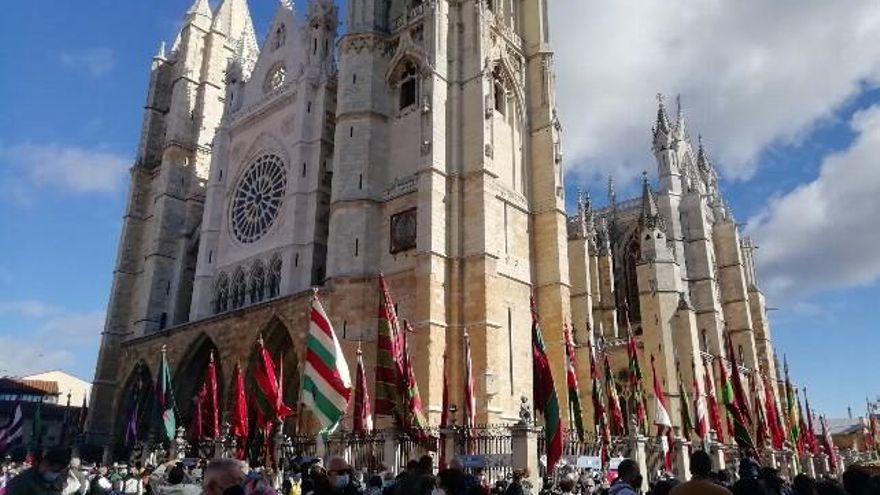 Pendones junto a la Catedral de León por la festividad de San Froilán. / Carlos J. Domínguez