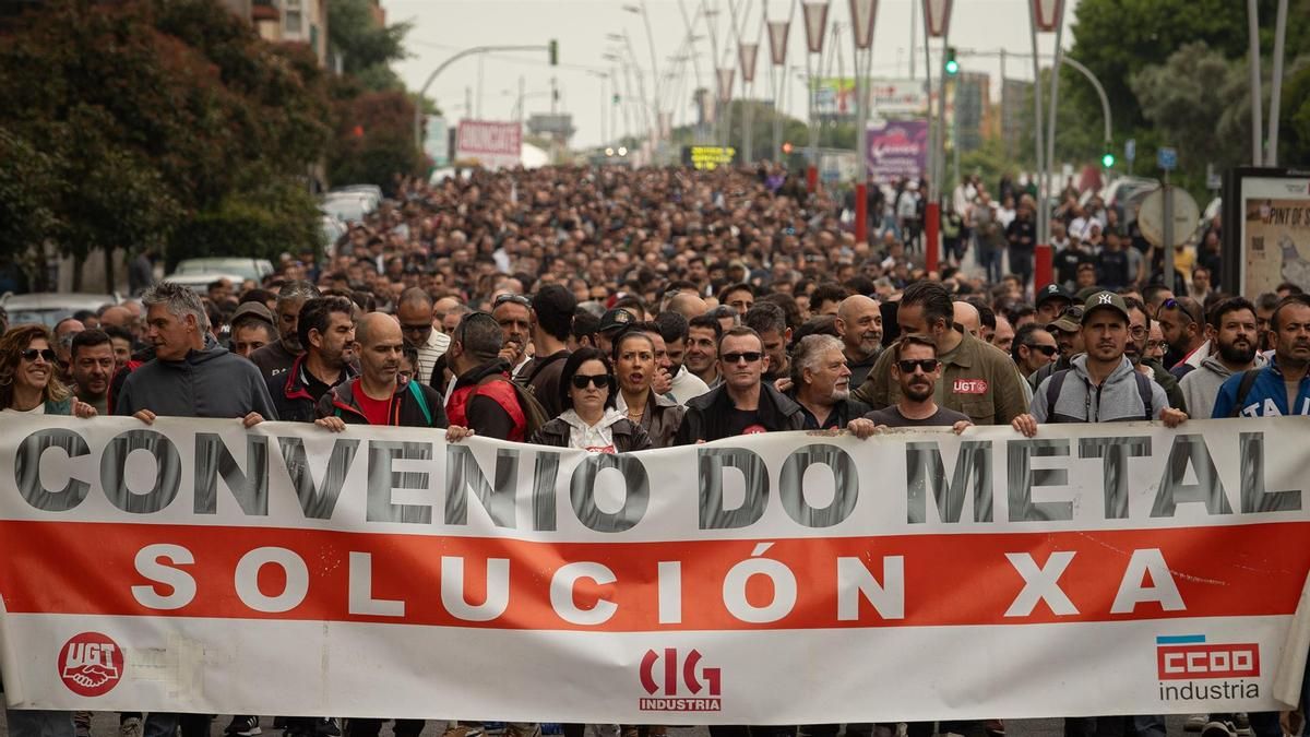 Seguimiento "total" y miles de personas por las calles de Vigo en la segunda jornada de huelga del metal en la provincia