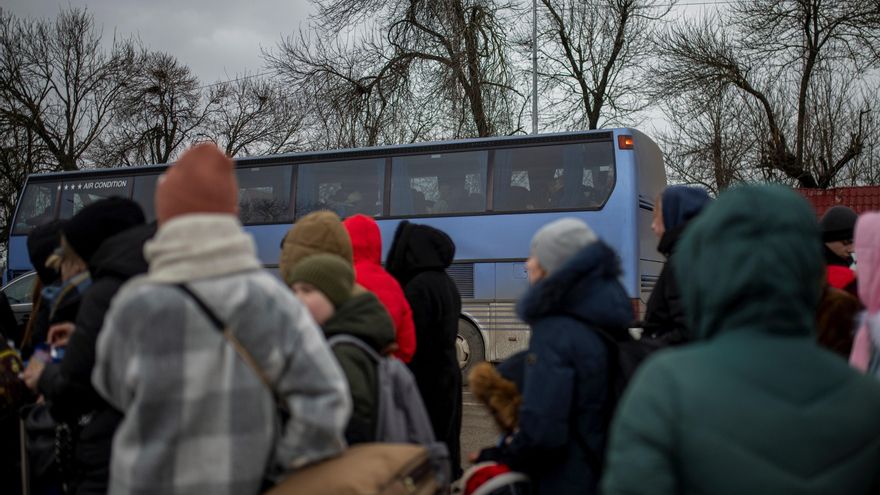 Varias personas y niños, esperan para cruzar a Rumanía, en el paso fronterizo de Porubne, a 5 de marzo de 2022, en el oeste de Ucrania.