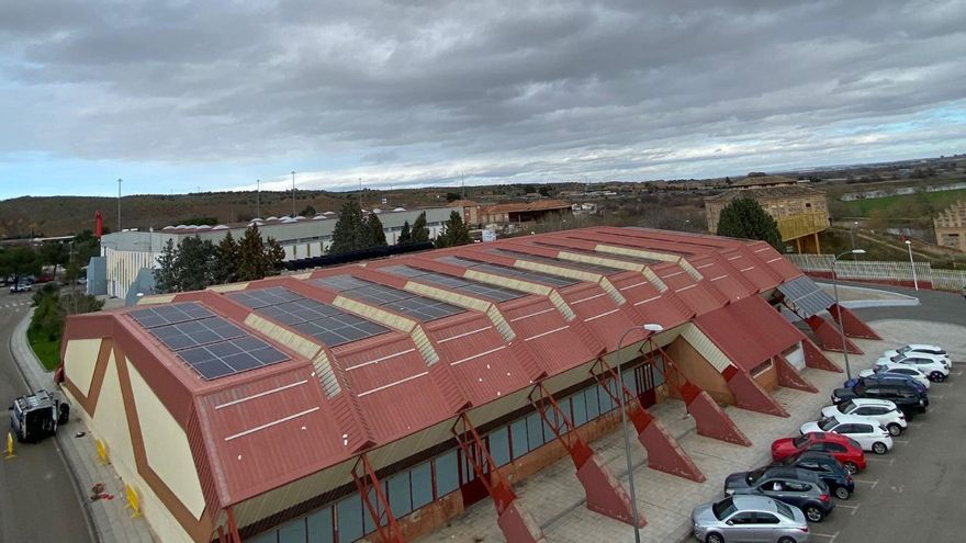 Instalación de placas solares en la piscina cubierta del Salto del Caballo, la segunda conexión que dará acceso al resto de integrantes de la Comunidad Energética del Casco Histórico