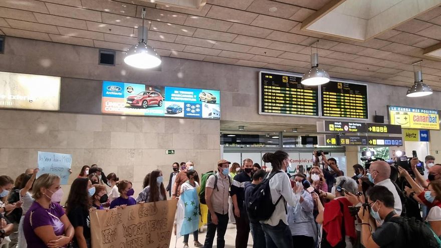 Recibimiento a Alberto Rodríguez en el aeropuerto de Tenerife Norte.