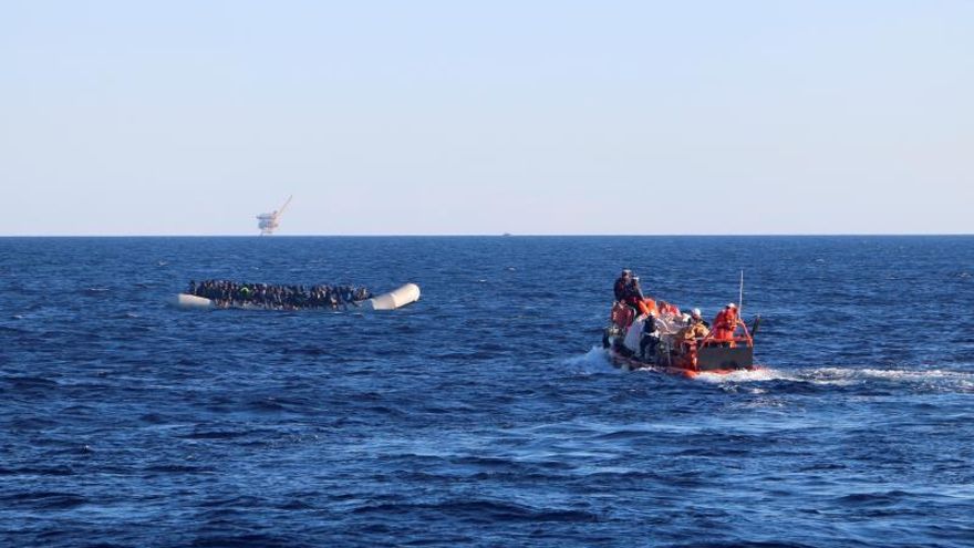 Un bote de goma a la deriva es rescatado frente a las cosas de Libia.