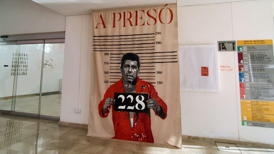 Una exposición en la Facultad de Bellas Artes incluye una obra con el lema Mazón 'A presó'