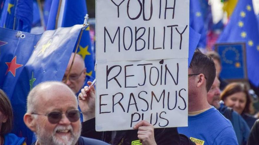 El Reino Unido y la UE, cerca de un acuerdo limitado para que los jóvenes puedan estudiar y trabajar sin las trabas del Brexit