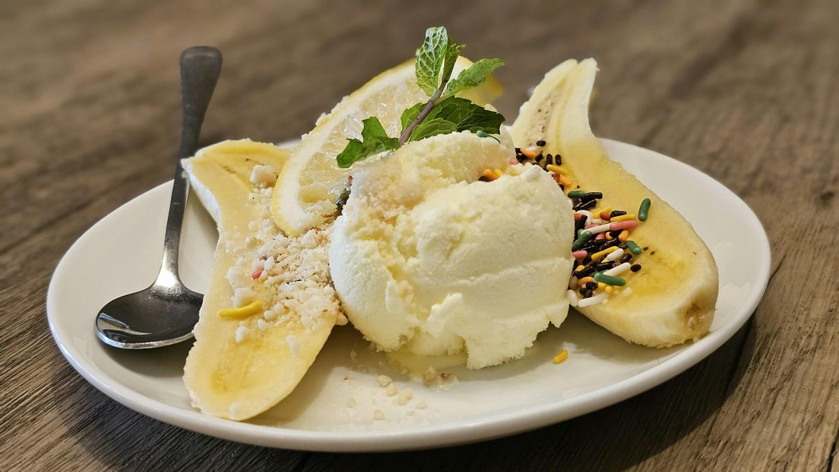 Helado casero de coco, acompañado de plátano y limón.