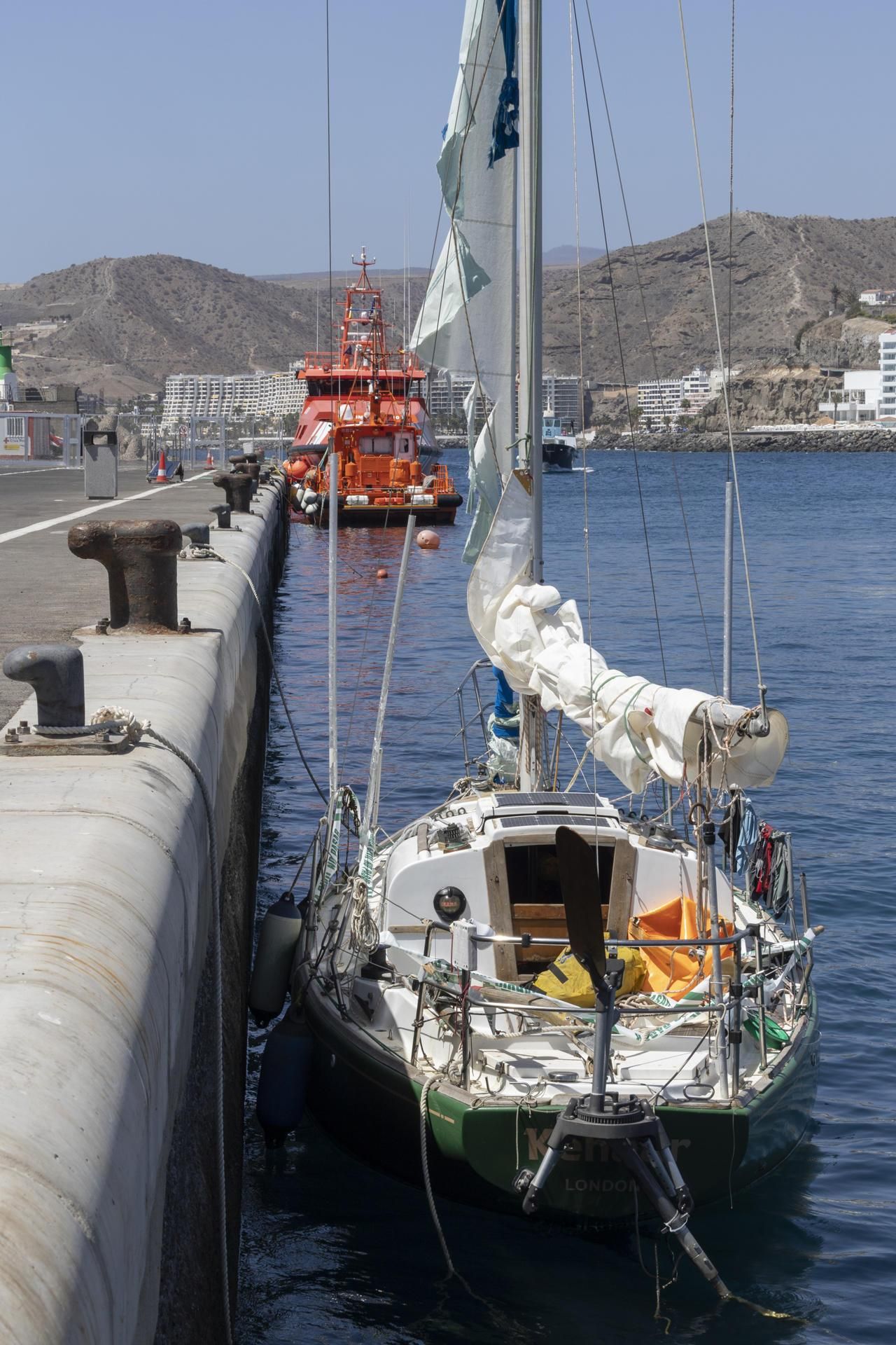 En la imagen, el velero 'Kehaar' del joven desaparecido, amarrado en el puerto de Arguineguín (Gran Canaria), que fue remolcado por la Salvamar Macondo, el barco de rescate que lo recuperó en el Atlántico.