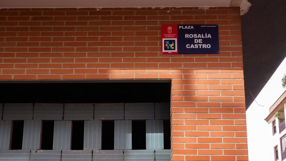 Plaza de la poeta y novelista Rosalía de Castro, en Murcia