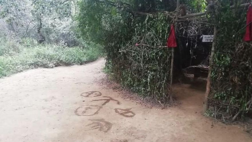 En el exterior, alguien se toma la molestia de mantener los símbolos en el suelo, incluso humedecerlos para que se mantengan y vean mejor.