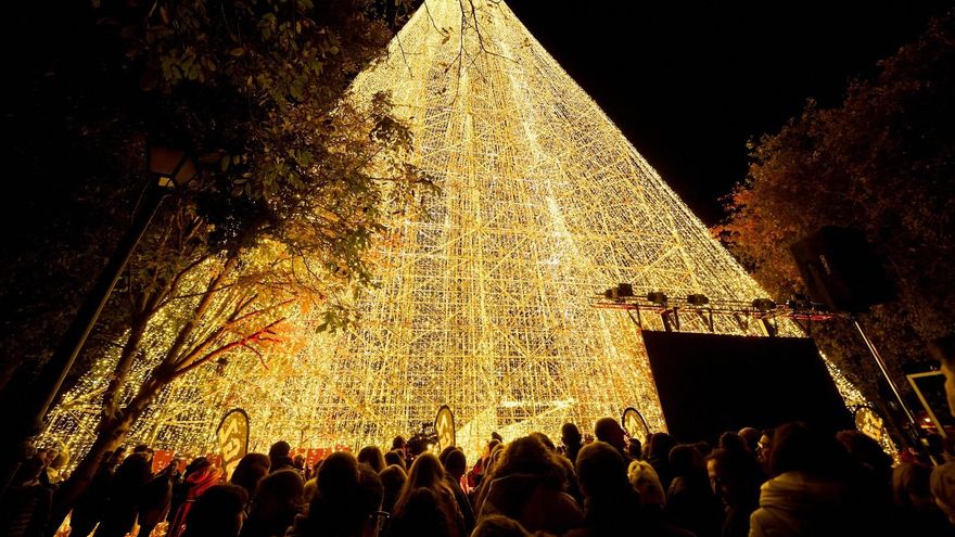 Encendido del árbol de Navidad más alto de España, en el municipio de Cartes
