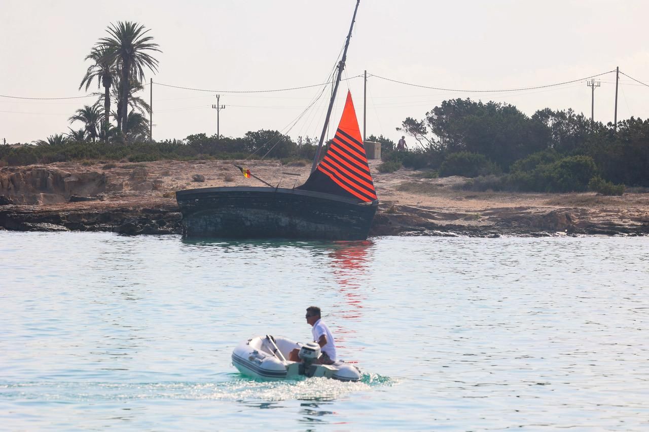 Un dels velers que la tempesta de mitjans d'agost de 2024 va deixar encallats al parc natural de ses Salines