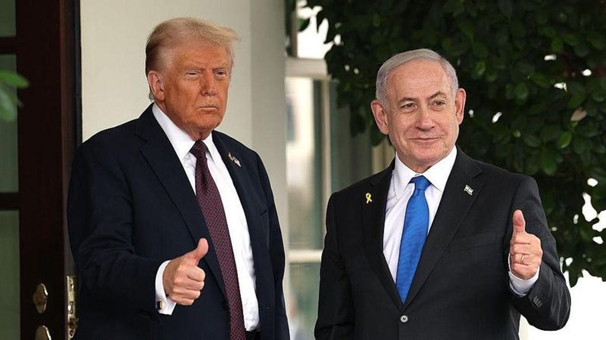 El primer ministro israelí, Benjamín Netanyahu (dcha), es recibido por Donald Trump en la Casa Blanca, el 29 de septiembre de 2025.