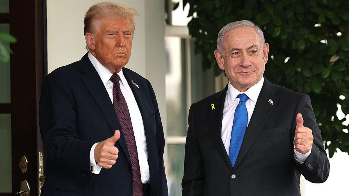 El primer ministro israelí, Benjamín Netanyahu (dcha), es recibido por Donald Trump en la Casa Blanca, el 29 de septiembre de 2025.