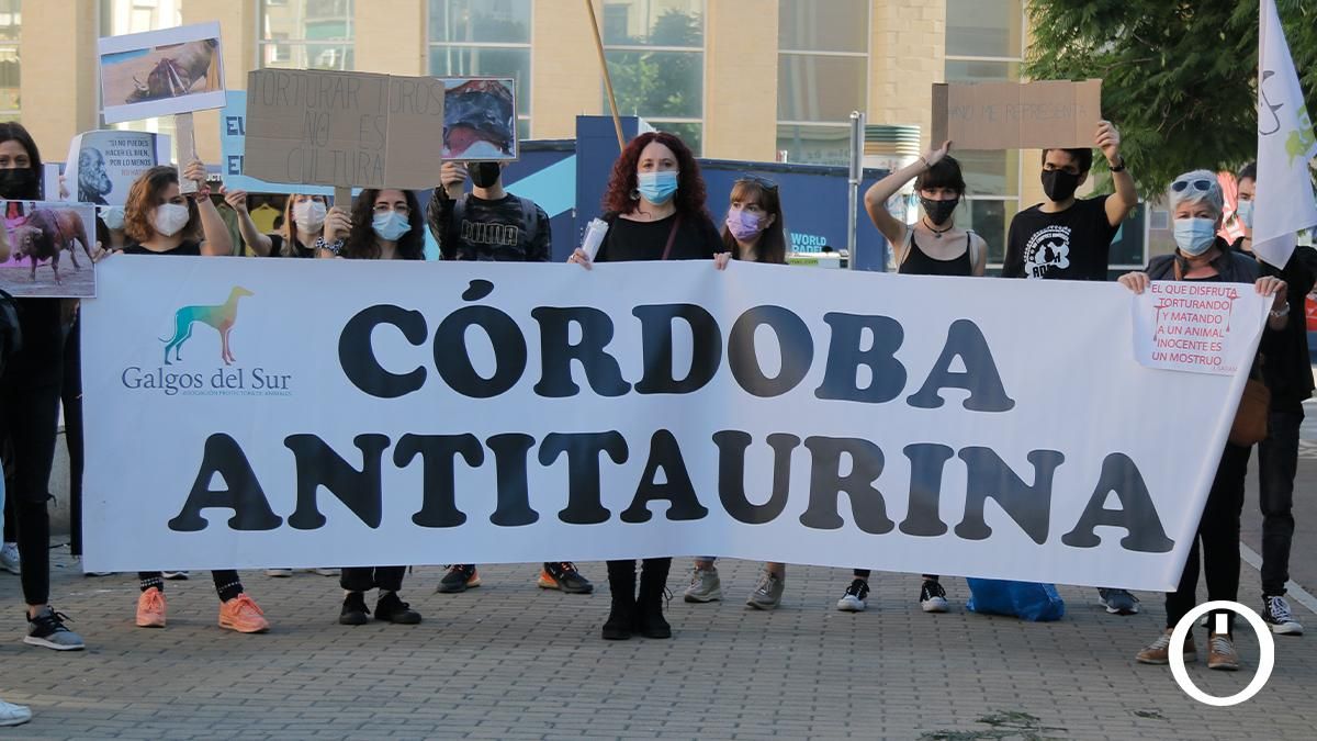 Manifestación en contra de la corrida de toros en el Coso de los Califas