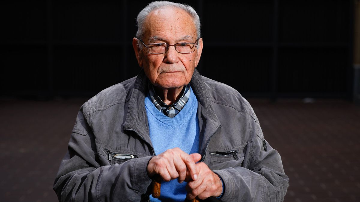 El maqui exiliado Joan Busquets, de 98 años, se querella contra sus torturadores en una cárcel franquista