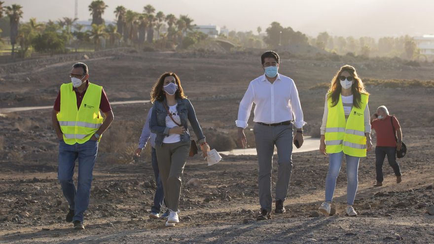 El presidente del Cabildo de Tenerife (segundo por la izquierda), supervisa el desalojo de La Caleta de Adeje