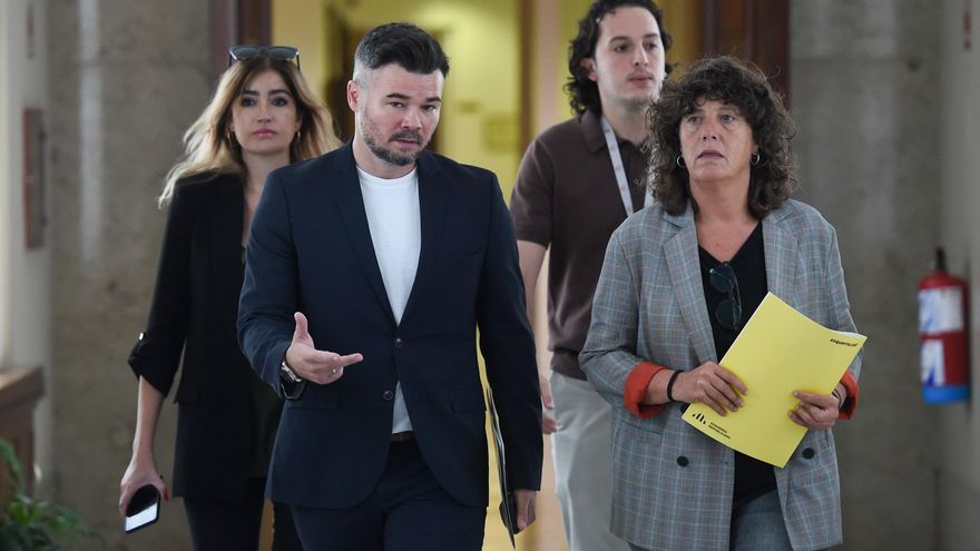 El portavoz de ERC en el Congreso, Gabriel Rufián y la diputada de ERC Teresa Jordà a su llegada a una reunión de la Junta de Portavoces, en el Congreso de los Diputados.