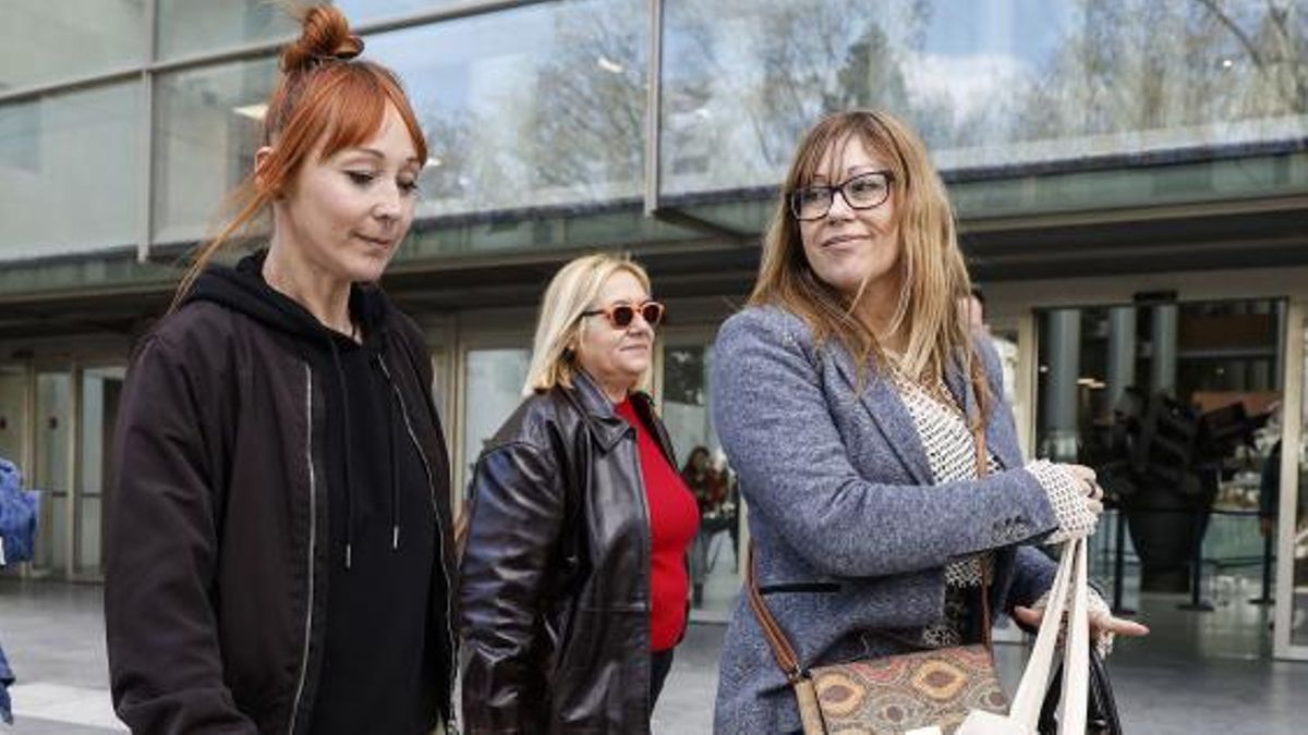 Yolanda Garrido (a la izquierda), en la entrada de la Ciudad de la Justicia de València, acompañada por su antigua abogada de Liberum, en una imagen de archivo.
