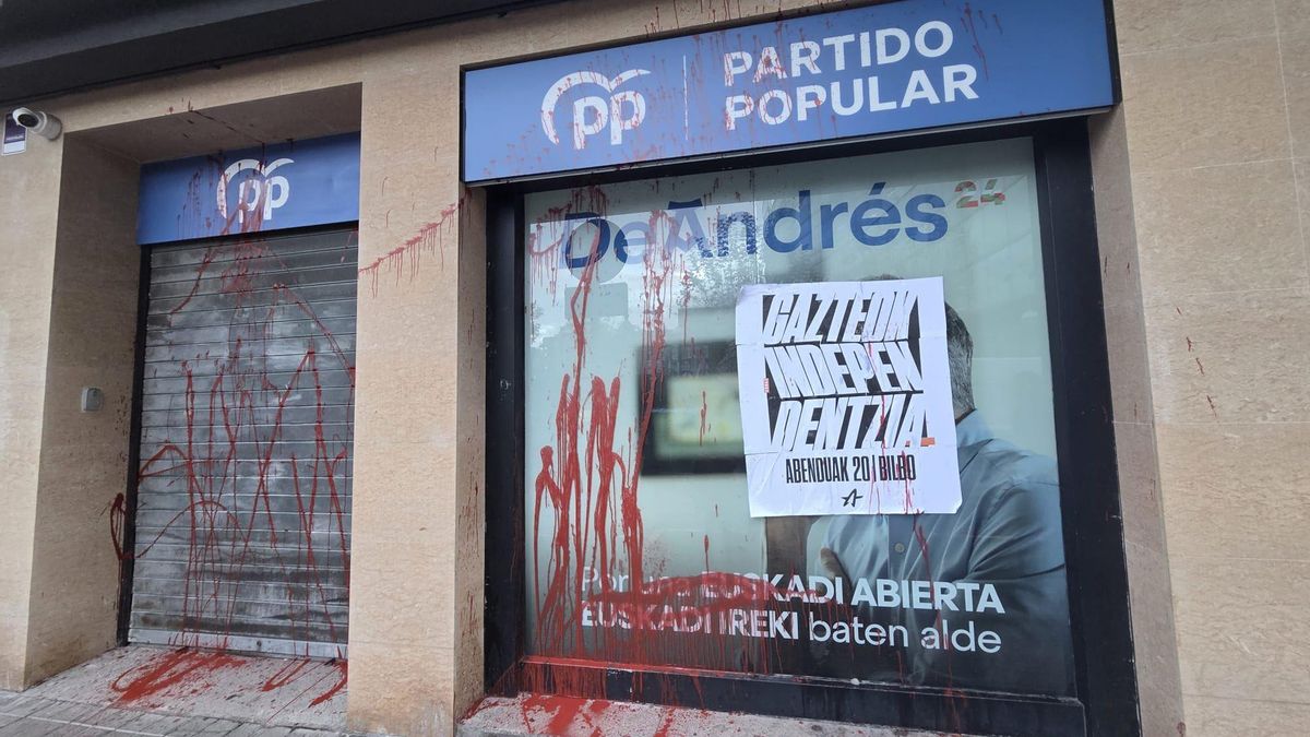 Atacan con pintura roja y colocan un cartel de Ernai en la sede principal del PP vasco, en el centro de Bilbao