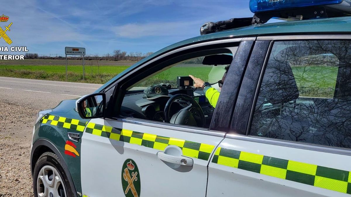 Investigados dos motoristas por conducir a casi 200 kilómetros por hora en una carretera limitada a 90 en Guadalajara