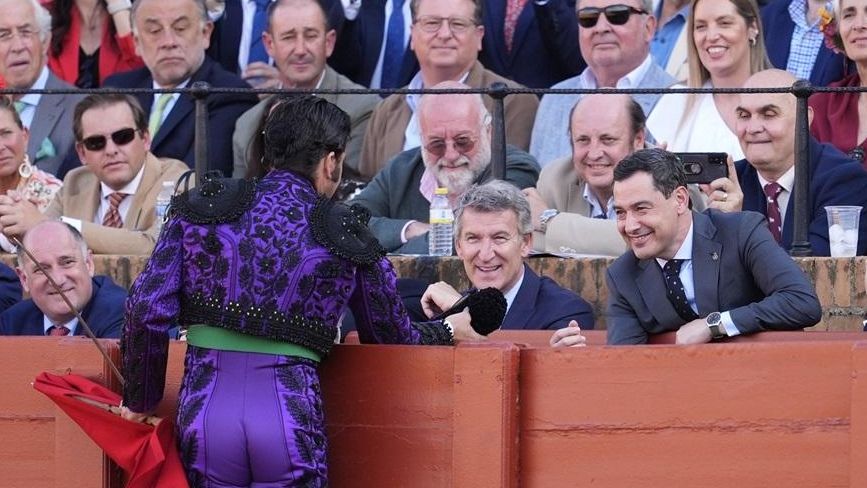 El presidente del PP, Alberto Núñez Feijóo, y el presidente de la Junta de AndalucÍa, Juanma Moreno, asisten a la decimocuarta corrida de abono de la Maestranza de Sevilla. A 09 de mayo de 2025, en Sevilla (Andalucía, España). Los diestros Morante de la Puebla, Daniel Luque y Tomás Rufo lidian toros de Garcigrande en la décimocuarta de abono en la Real Maestranza de Sevilla.
Fecha: 09/05/2025.

Foto de archivo