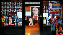 Buenos Aires (Argentina), 21/06/05.- Los carteles de la propaganda política del PP, encabezado por Manuel Fraga, siguen pegados en la sede del partido tras las elecciones gallegas celebradas el domingo pasado. La emigración gallega en Argentina contempla con sorpresa la inquietud con que en España se aguardan los resultados del escrutinio del voto emigrante.