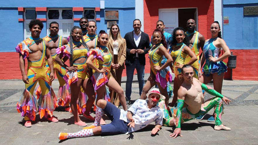 Jonathan Felipe con los integrantes de Aqua Circo.