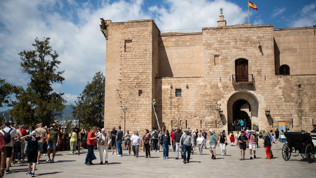 Varios turistas en el centro de Palma.