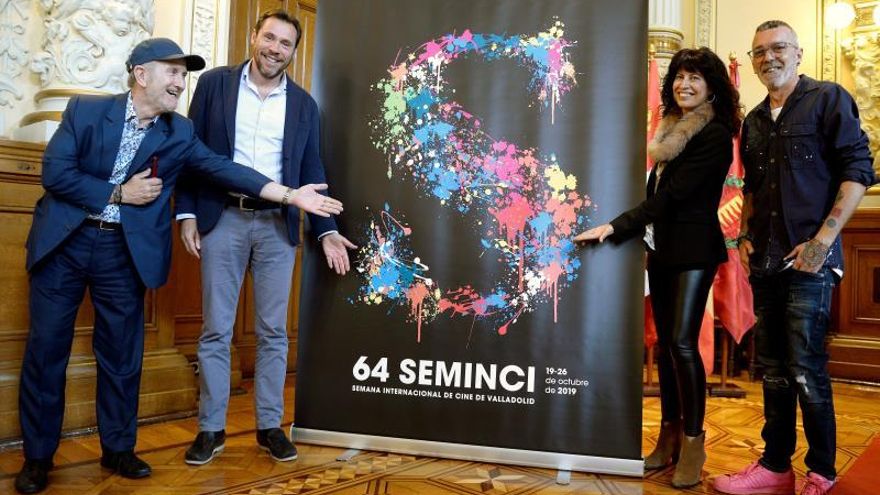 El director del festival, Javier Angulo, el alcalde de Valladolid, Óscar Puente, la concejala de Cultura, Ana Redondo, y el diseñador catalán Toni Pontí, posan junto al cartel de la 64ª edición de la Seminci.