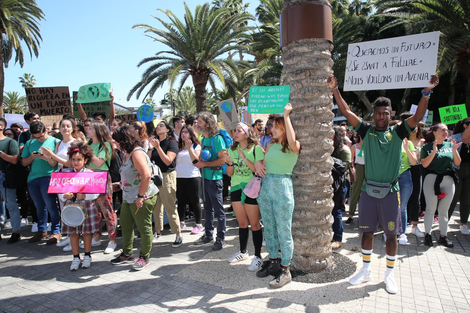 Jóvenes en Las Palmas de Gran Canaria manifestándose por el clima.