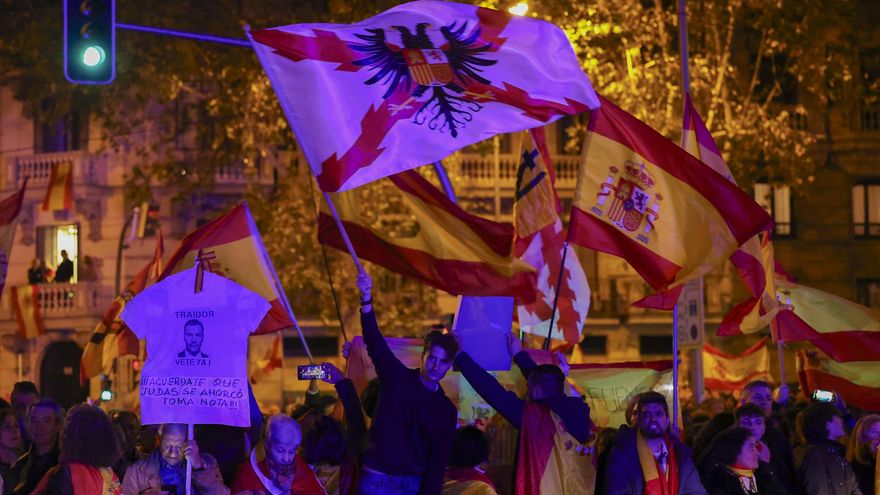 Decimosegundo día de protestas en Ferraz con menos afluencia de gente