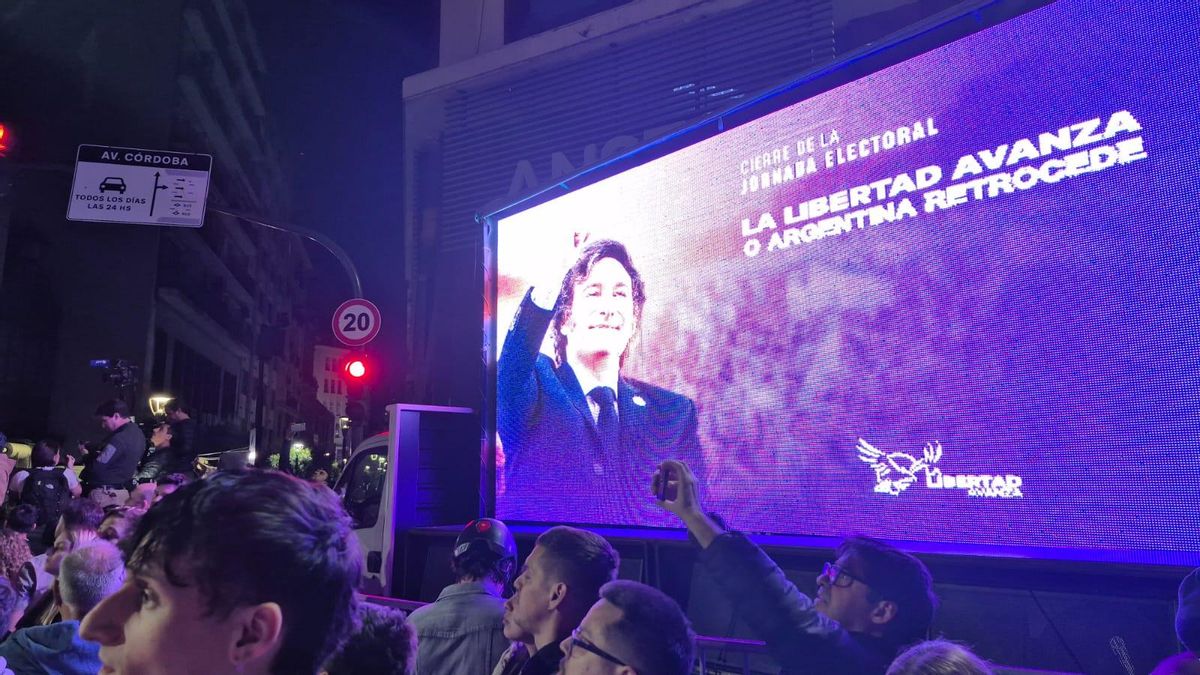 De la calma al estallido: así se vivió la victoria libertaria en las afueras del Hotel Libertador