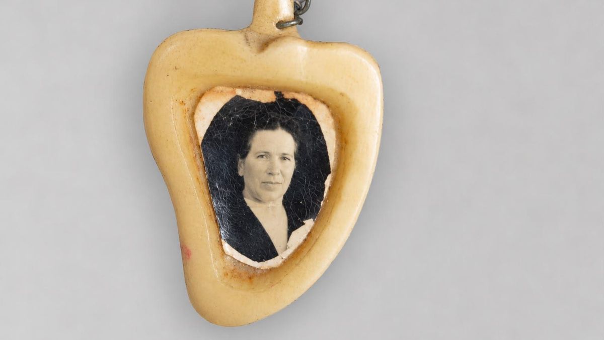 Colgante con la foto de La Truena, portado por su hija Francisca