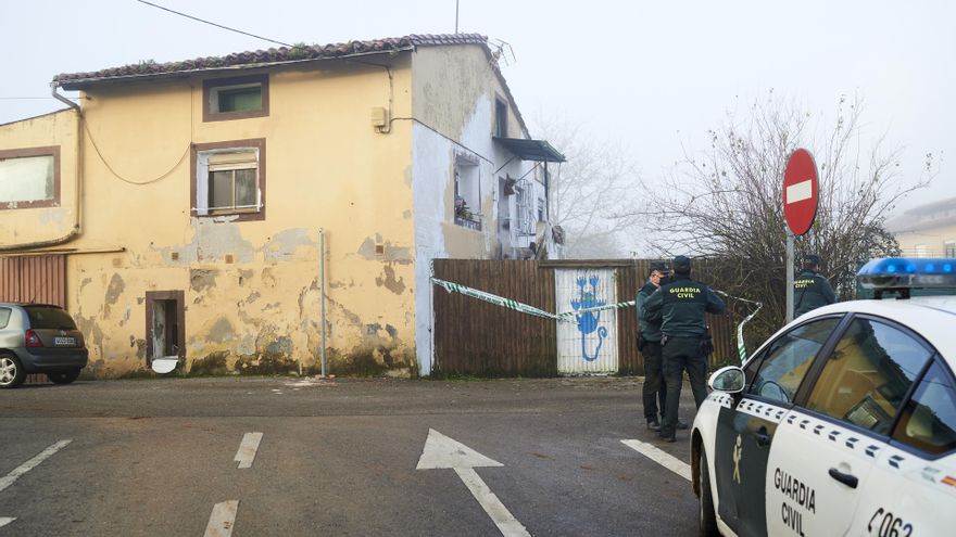 Archivo - Guardias civiles en la vivienda donde vivían una mujer y su hija asesinadas presuntamente por su expareja y padre, a 18 de diciembre de 2021, en Liaño de Villaescusa, Cantabria (España).