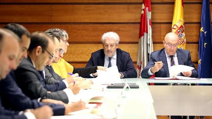 El consejero de Agricultura (izquierda) firma el convenio de la sequía con los bancos. Foto: Rubén Cacho / ICAL.