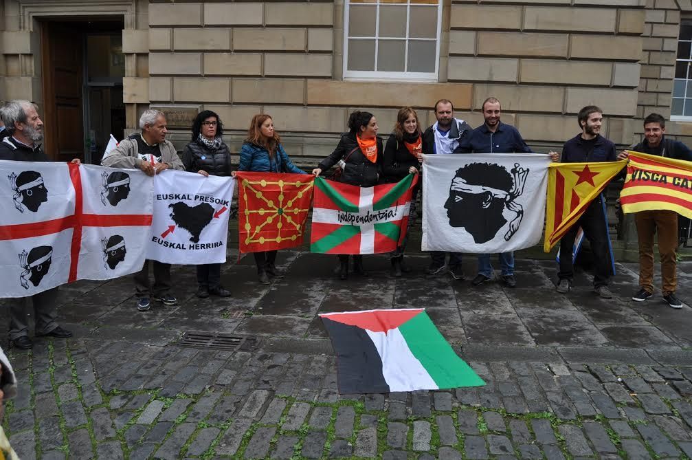 Representantes de colectivos independentistas catalanes y vascos, frente a un centro de votación de Edimburgo