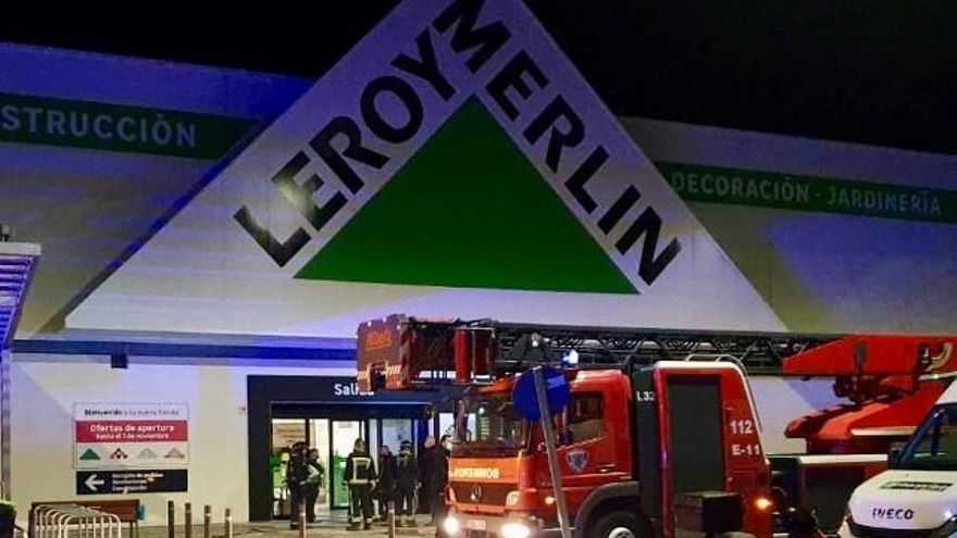Bomberos de León sofocan un pequeño incendio en Leroy Merlín. Foto Bomberos de León