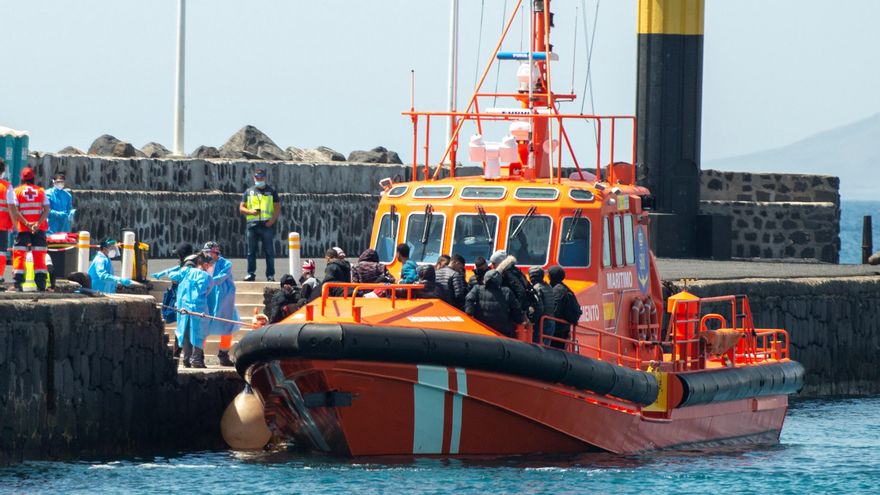 Tres muertos y un herido crítico en una neumática con 82 personas rescatada cerca de Lanzarote
