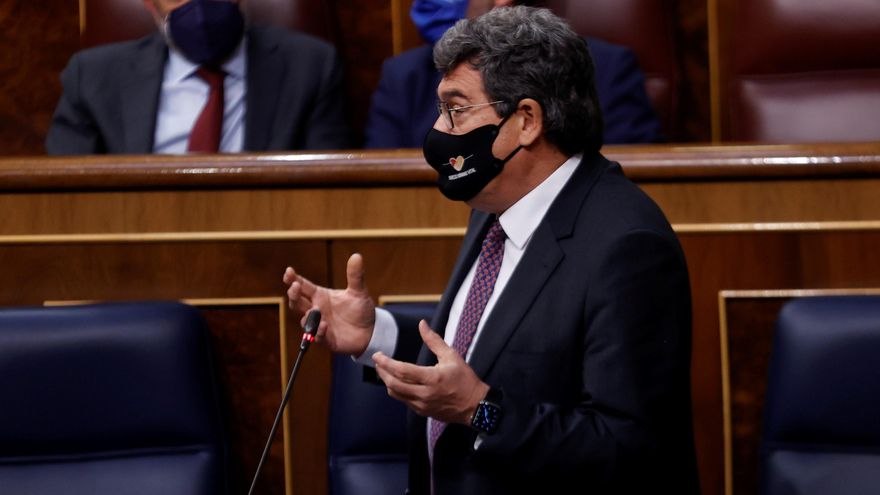 Escrivá dice que hay 3.200 inmigrantes en los centros de acogida de Canarias