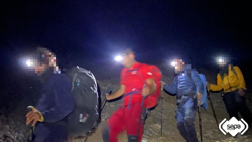 Bomberos de Asturias rescata a cuatro personas que se desorientaron de madrugada en Picos de Europa