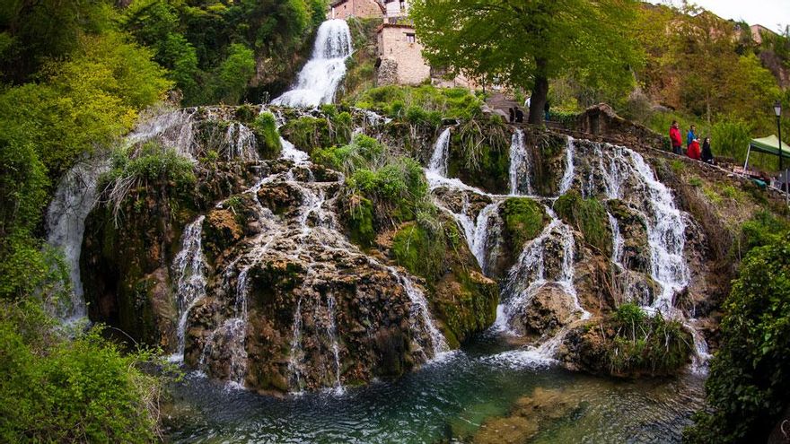 Así es Orbaneja del Castillo, el pueblo con una cascada en medio de la calle
