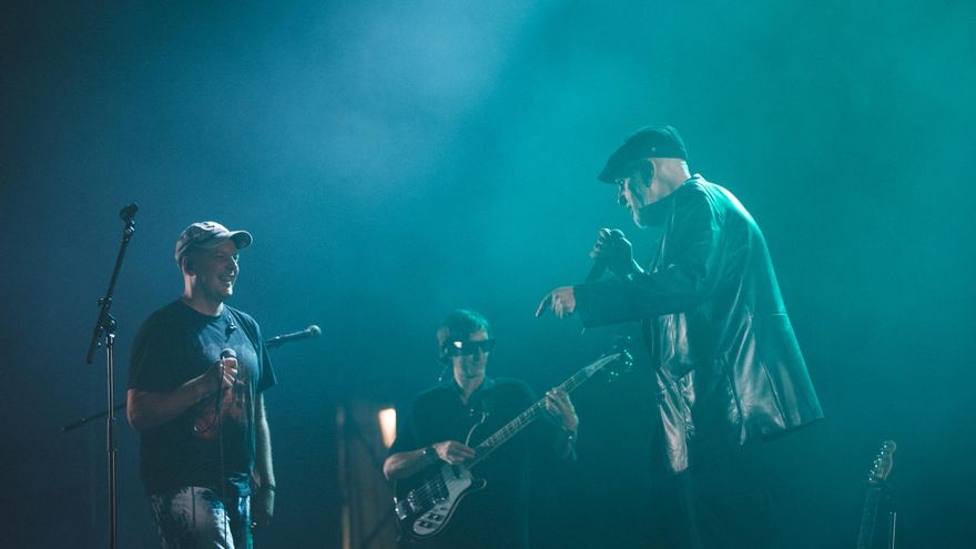 Antón Reixa se sube al escenario durante el concierto de Carlangas