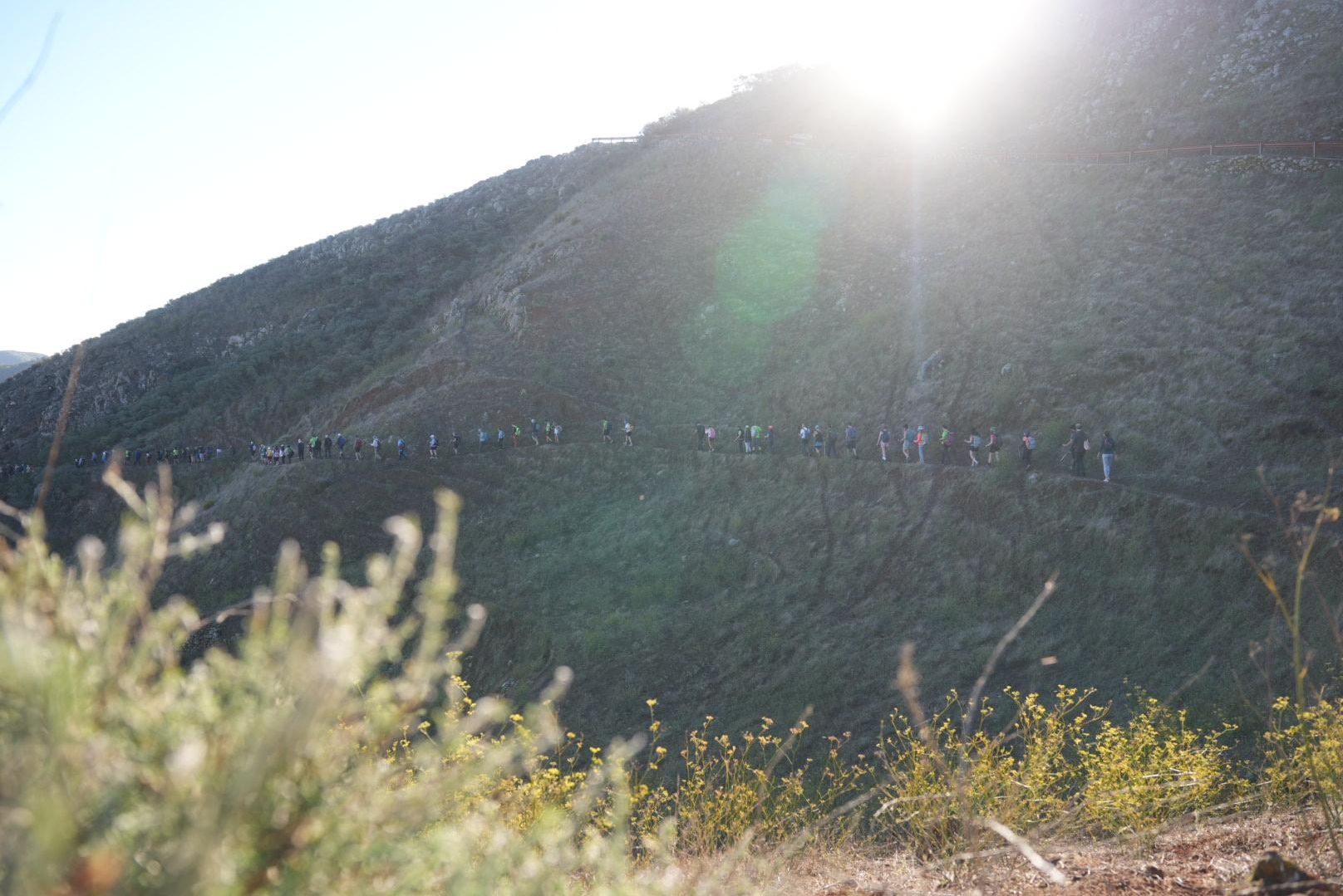 Senderistas de camino a Santa María de Guía